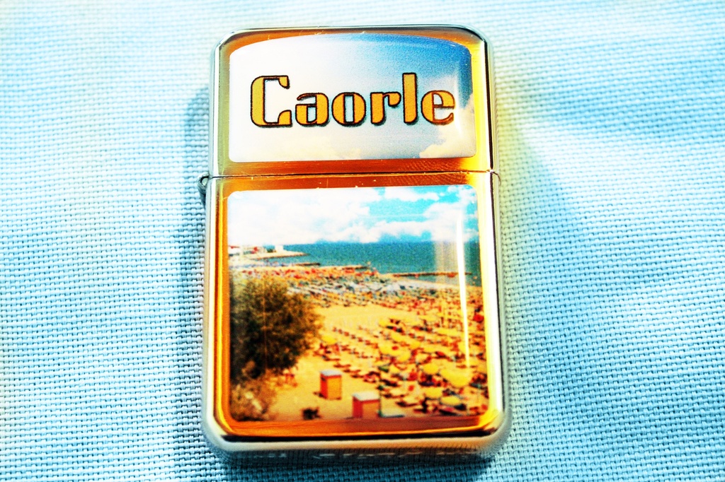 UPALJAČ ZIPPO S NALJEPNICOM PERS. 