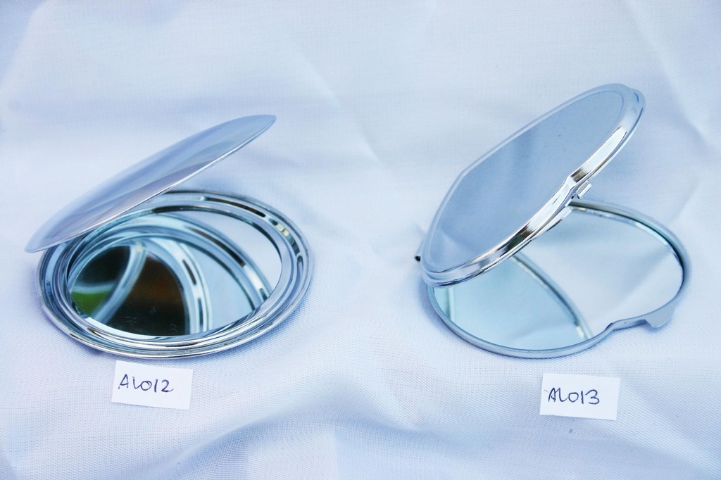 METALNO OGLEDALO SRCE S PERSONALIZIRANOM NALJEPNICOM