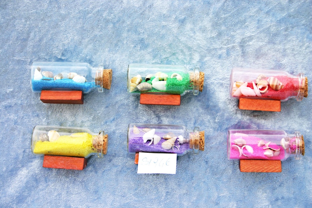 MAGNET BOČICA SA ŠKOLJKAMA I PIJESKOM U BOJI