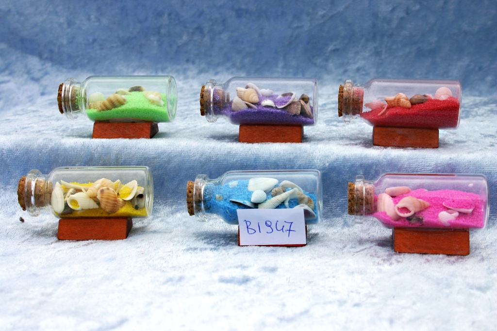 BOČICA SA ŠKOLJKAMA I PIJESKOM U BOJI