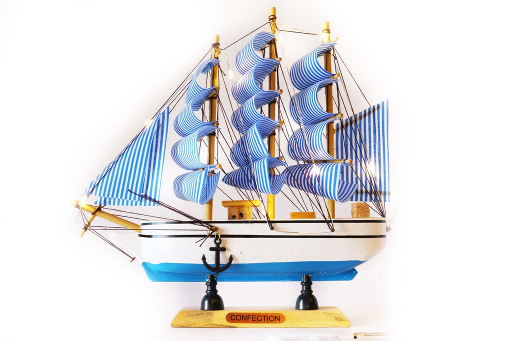 DRVENI BROD SA SVJETLOM CM 24  