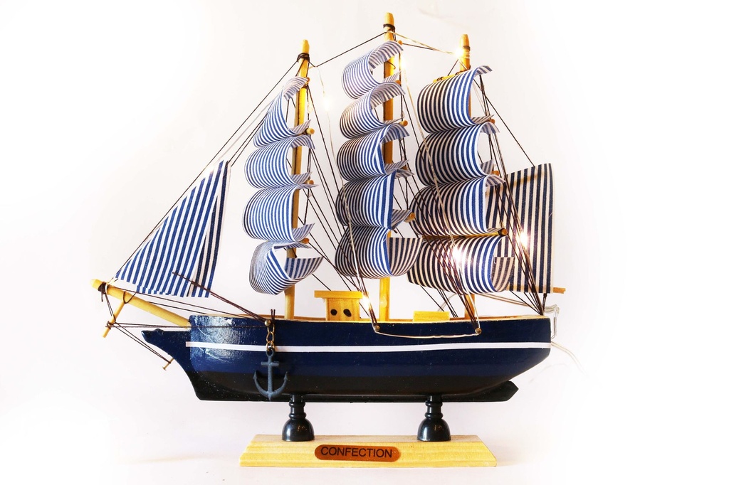 DRVENI BROD SA SVJETLOM CM 24  