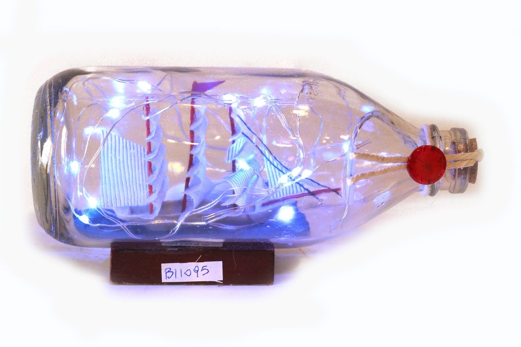 BROD U BOCI SA SVJETLOM 7*18 CM 