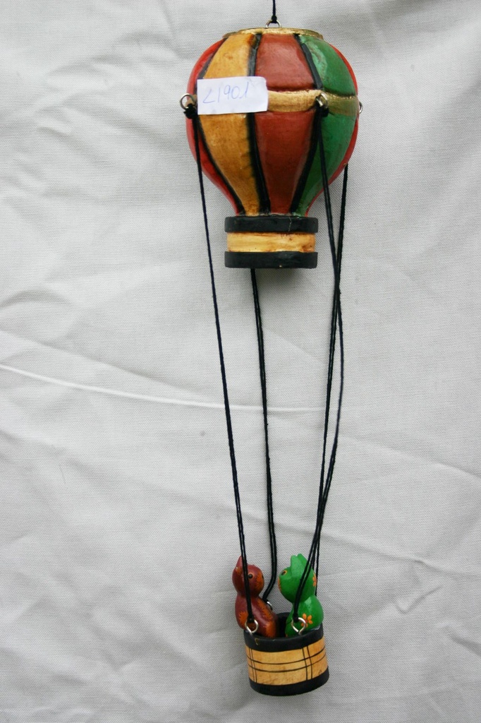 DRVENI BALON S MAČKAMA