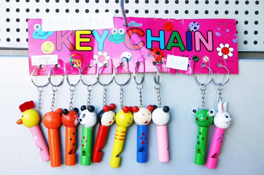 DRVENI PRIVJESAK ZA KLJUČEVE ZVIŽDALJKA