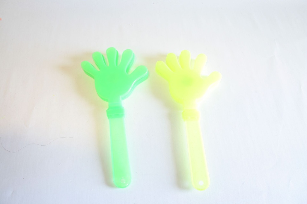 PLASTIČNA RUKA SA SVJETLOM 28 CM 