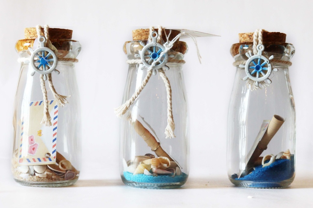 STAKLENA BOČICA S PIJESKOM I ŠKOLJKAMA  11CM  