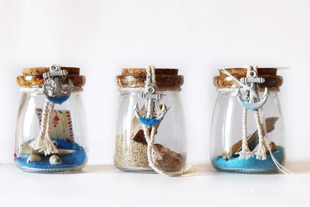 STAKLENA BOČICA S PIJESKOM I ŠKOLJKAMA  11CM 