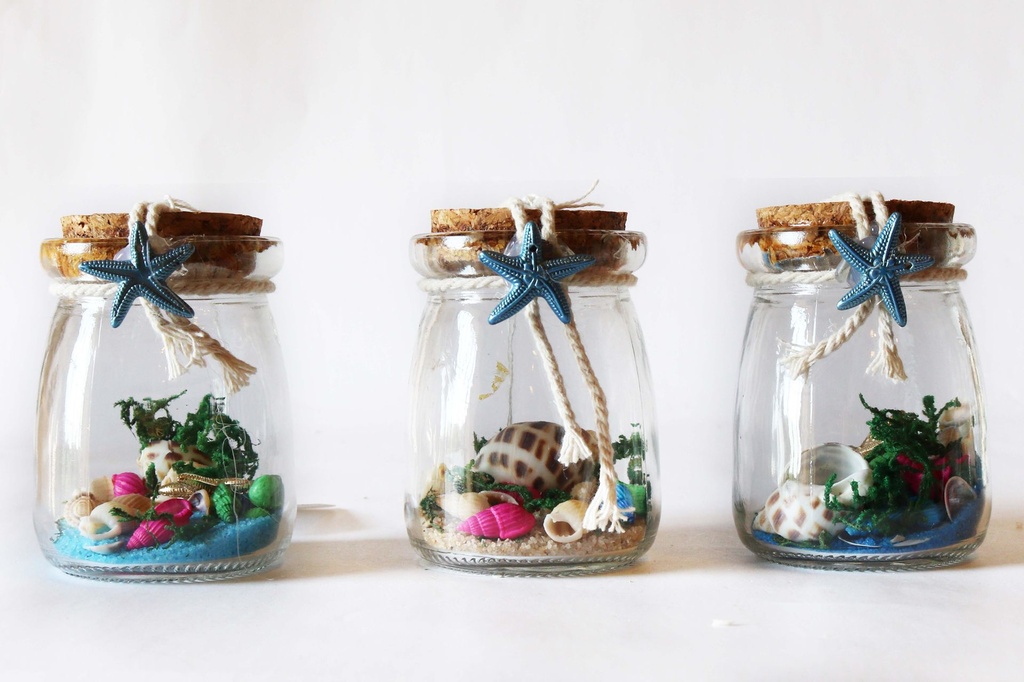 STAKLENA BOČICA S PIJESKOM I ŠKOLJKAMA 11CM