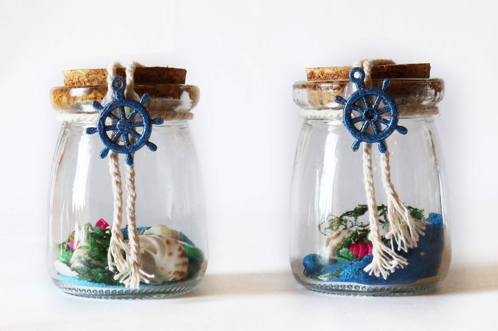 STAKLENA BOČICA S PIJESKOM I ŠKOLJKAMA 11CM  