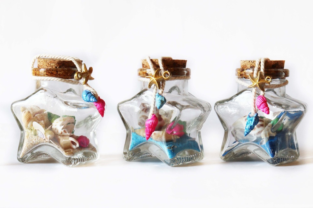 STAKLENA BOČICA S PIJESKOM I ŠKOLJKAMA  11CM 