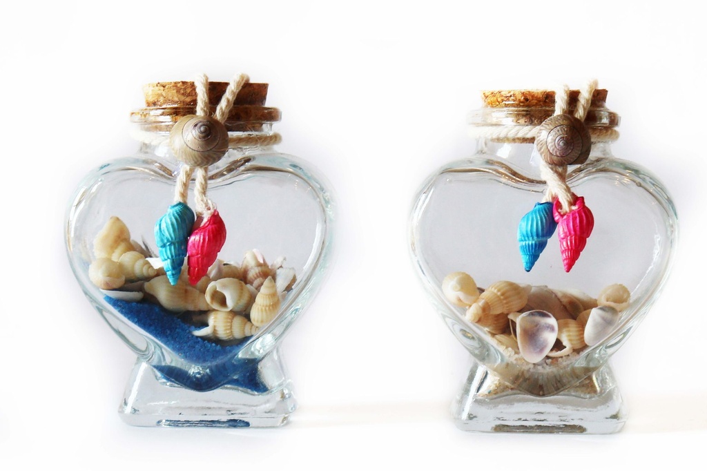 STAKLENA BOČICA S PIJESKOM I ŠKOLJKAMA  11CM 