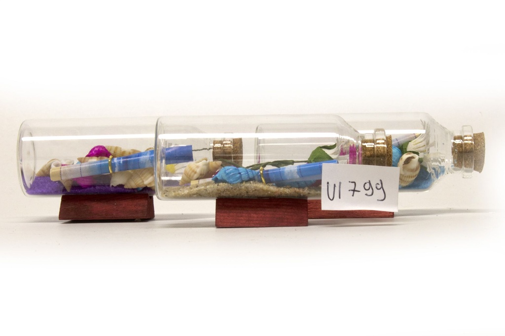 STAKLENA BOČICA S PIJESKOM I ŠKOLJKAMA 10*3 CM  