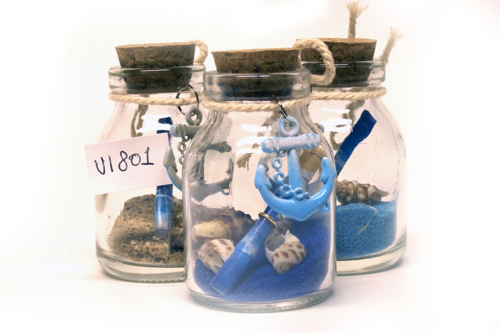 STAKLENA BOČICA S PIJESKOM I ŠKOLJKAMA  H8*4 CM  