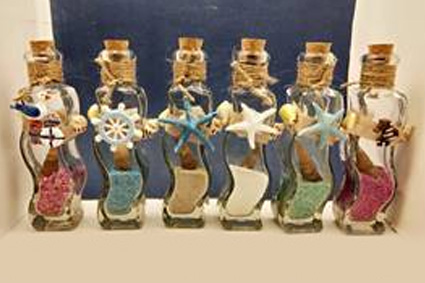 STAKLENA BOČICA S PIJESKOM I ŠKOLJKAMA 